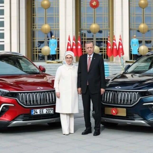 Milletimizin 60 yıllık hayalinin gerçeğe dönüşmesine hep birlikte şahitlik ediyoruz.İnşallah bugünden itibaren Togg’u yollarda görmeye başlıyoruz. 🇹🇷Bir hayal daha gerçek oldu.Türkiye’nin Otomobili TOGG, ilk akıllı cihazını Cumhurbaşkanımız Sayın Recep Tayyip Erdogan’ateslim etti