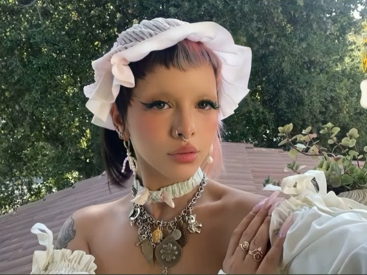 HadesCryBaby's tweet photo. Amo que a Melanie Martinez so deixou para contar que a sua antiga mansão tinha comodos mal assombrados so depois de ja ter vendido deve ser por isso que a gata so vivia no telhado no quintal ou na piscina https://t.co/xb5h7ukZ0K
