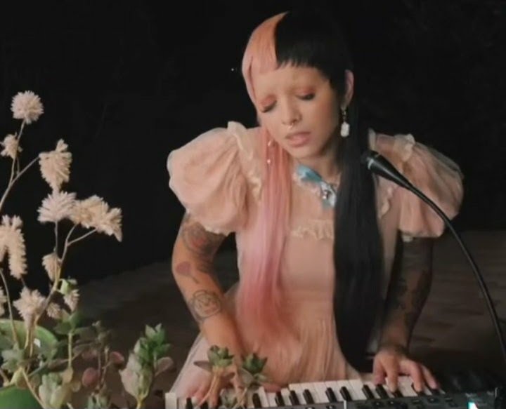 HadesCryBaby's tweet photo. Amo que a Melanie Martinez so deixou para contar que a sua antiga mansão tinha comodos mal assombrados so depois de ja ter vendido deve ser por isso que a gata so vivia no telhado no quintal ou na piscina https://t.co/xb5h7ukZ0K