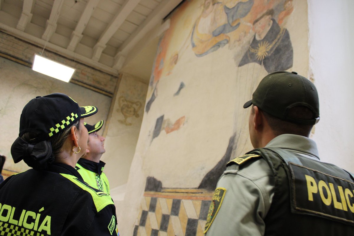 PoliciaMTunja's tweet photo. En desarrollo de sus actividades de supervisión y control en el departamento de #Boyacá durante esta #SemanaSantaPorLaVida, nuestra Directora @DIJINPolicia, Brigadier General Olga Patricia Salazar Sánchez, hace un recorrido por la historia de nuestro claustro-museo #METUN. https://t.co/bwt7JQFpQW