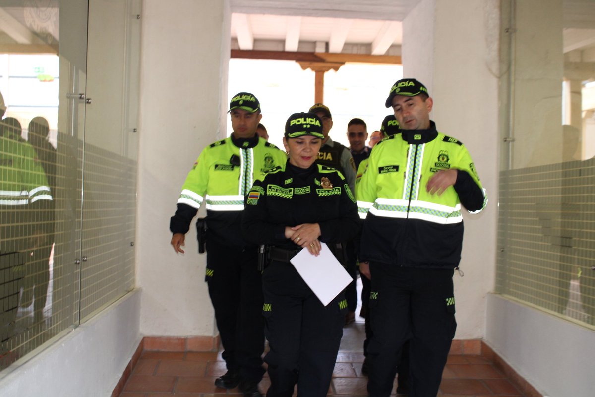 PoliciaMTunja's tweet photo. En desarrollo de sus actividades de supervisión y control en el departamento de #Boyacá durante esta #SemanaSantaPorLaVida, nuestra Directora @DIJINPolicia, Brigadier General Olga Patricia Salazar Sánchez, hace un recorrido por la historia de nuestro claustro-museo #METUN. https://t.co/bwt7JQFpQW