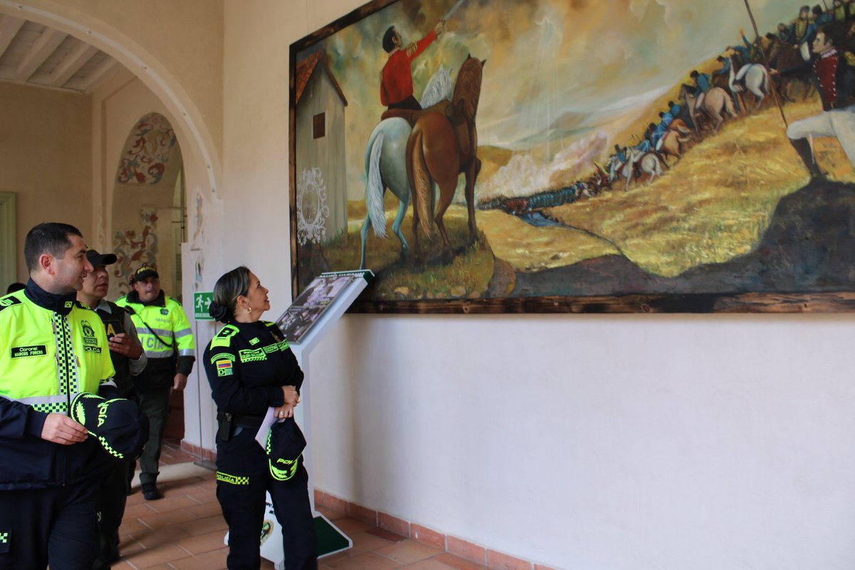 PoliciaMTunja's tweet photo. En desarrollo de sus actividades de supervisión y control en el departamento de #Boyacá durante esta #SemanaSantaPorLaVida, nuestra Directora @DIJINPolicia, Brigadier General Olga Patricia Salazar Sánchez, hace un recorrido por la historia de nuestro claustro-museo #METUN. https://t.co/bwt7JQFpQW