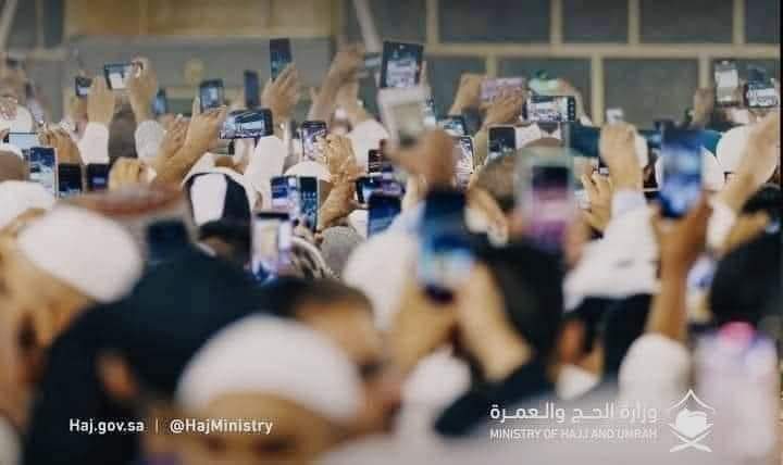 سعودی حج و عمرہ منسٹری نے یہ تصویر جاری کی ہے کہ جو ہاتھ پہلے گڑگڑاتے ہوئے دعا کے لئے اُٹھتے تھے۔۔ وہ ہاتھ اب فقط تصاویر .. سیلفی اور ویڈیو کالز کے لیے اٹھ رہے ہیں۔😢