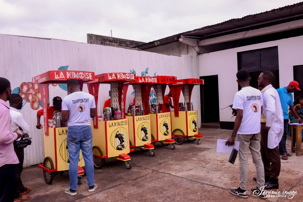 CafeKinoise's tweet photo. Ça y est !
Le projet 1 chariot, 1 boulot est lancé ce Lundi à Kinshasa.

Savourez votre café 100% naturel, 100% Congolais partout à Kinshasa à partir de 500Fc.

Nos vendeurs ambulants sont déployés sur Kinshasa pour le plaisir de tous les amoureux du bon café, tous les matins du Lundi au Samedi.

#LaKinoise SUKA NA SEBENE ☕🇨🇩