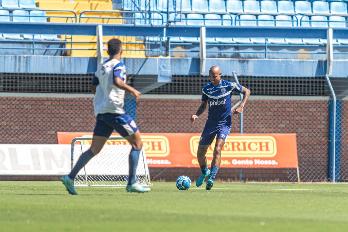 🦁💪🏻 Imagens do treino desta manhã de segunda-feira, no gramado da Ressacada.

O elenco retorna às atividades no período da tarde.

#100AnosDeUmaLenda
📸: Leandro Boeira/<a href="/AvaiFC/">Avaí Futebol Clube</a>