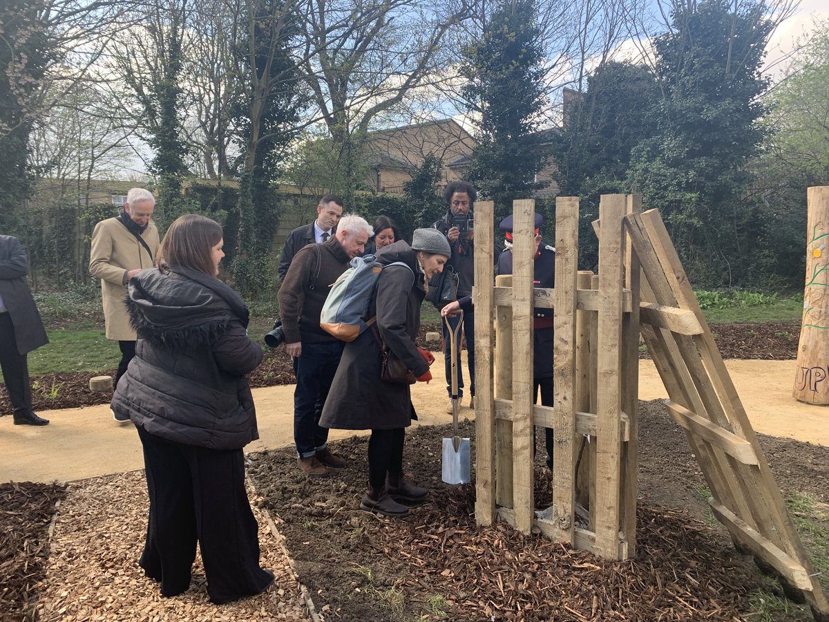 NewhamLondon's tweet photo. It also commemorates frontline service workers and volunteers who helped the people of Newham through the pandemic.

Featuring different planting areas, bespoke artwork and three hand-crafted totem poles. https://t.co/aVlPxCBd8Q