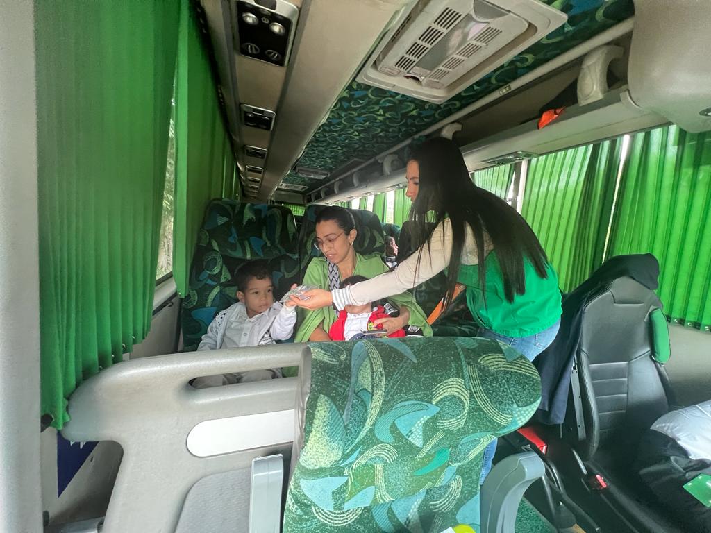 CAMHUILA's tweet photo. En #SemanaSanta, nuestra Red de Control Ambiental #RECAM continúa realizando operativos de las vías del #Huila para evitar el tráfico de fauna y flora silvestre. Con un mensaje de protección al patrimonio natural, seguimos educando a los huilenses para generar cultura ambiental. https://t.co/mKbvwXSgEL