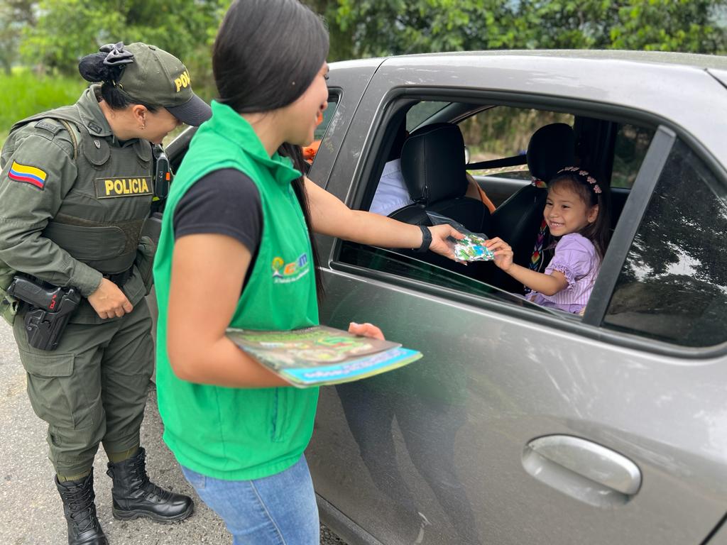 CAMHUILA's tweet photo. En #SemanaSanta, nuestra Red de Control Ambiental #RECAM continúa realizando operativos de las vías del #Huila para evitar el tráfico de fauna y flora silvestre. Con un mensaje de protección al patrimonio natural, seguimos educando a los huilenses para generar cultura ambiental. https://t.co/mKbvwXSgEL