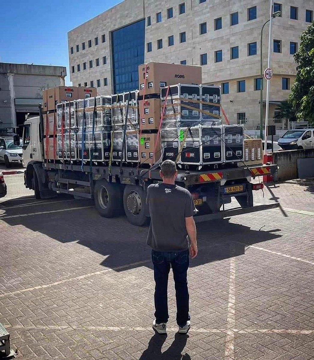 Robelighting's tweet photo. A truck full of @Robelighting #ESPRITE, #PAINTE, #Spikie+, #LEDBeam150 & #ParFect150 luminaires arriving for a #NewGearMonday in Hod HaSharon, Israel, with Erez Hadar & Danor Theatre & Studio Systems.
#robelighting #newrobegear #danorlight #lightinglife https://t.co/kdNo6RqTMB