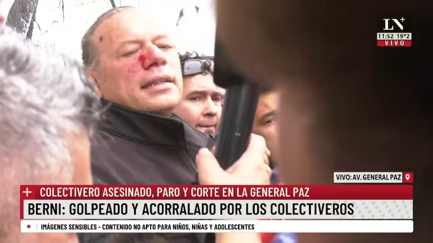 SinFiltroTW's tweet photo. #URGENTE Rambito Berni fue a dar la cara 
y se la rompieron. ¿ Y si mejor da Seguridad ?  
#SeVan https://t.co/miZBJcMz1i