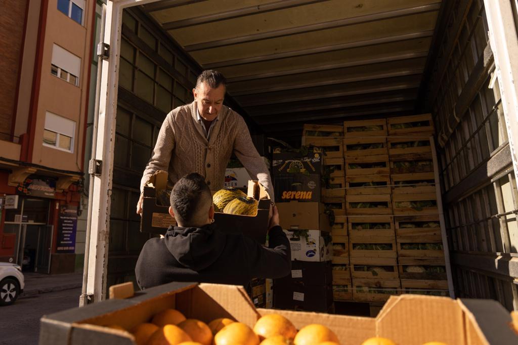 #Solidaridad:

El Mercado Central de Zaragoza (<a href="/mercacentralzgz/">Mercado Central Zgz</a>) ha entregado esta mañana a la Hermandad de El Santo Refugio (<a href="/elrefugiozgz/">El refugio zaragoza</a>) 1.450 kilos de producto fresco donados por el Mercado Centra.

👇DETALLES👇
zaragozabuenasnoticias.com/2023/04/03/el-…