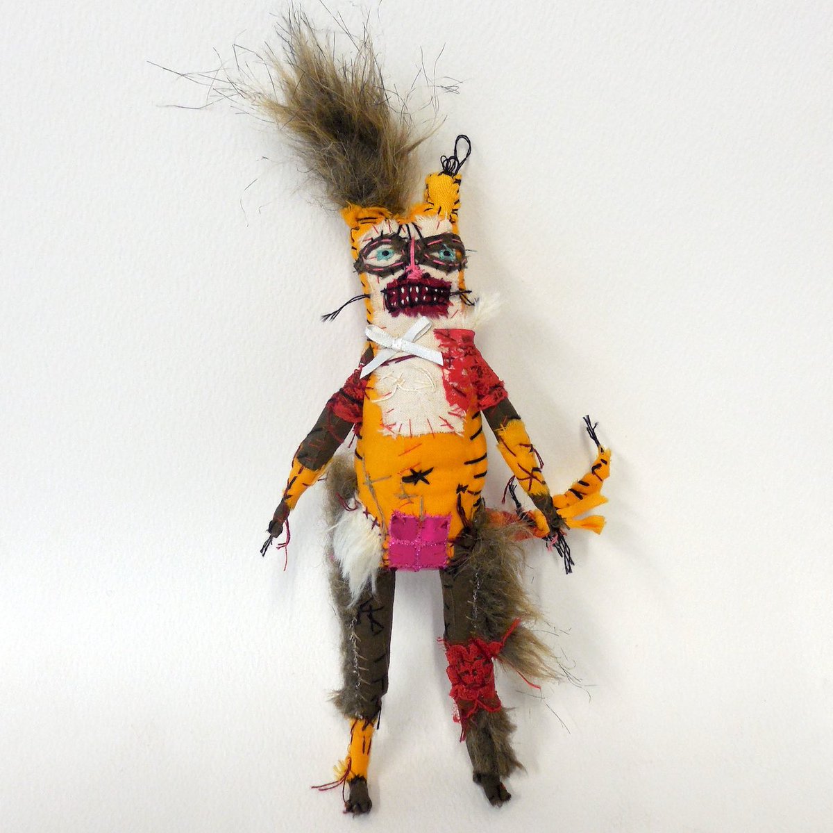 bunnvamp's tweet photo. A new type of cat. Flat footed.
He requested grand ears and cool specs. Got them, more or less.
.
#cats #cat #itisacat #trustme #bespectacled #fancyears #flatfooted #newstock #textileart #ccmakers https://t.co/82vlSjMt1o