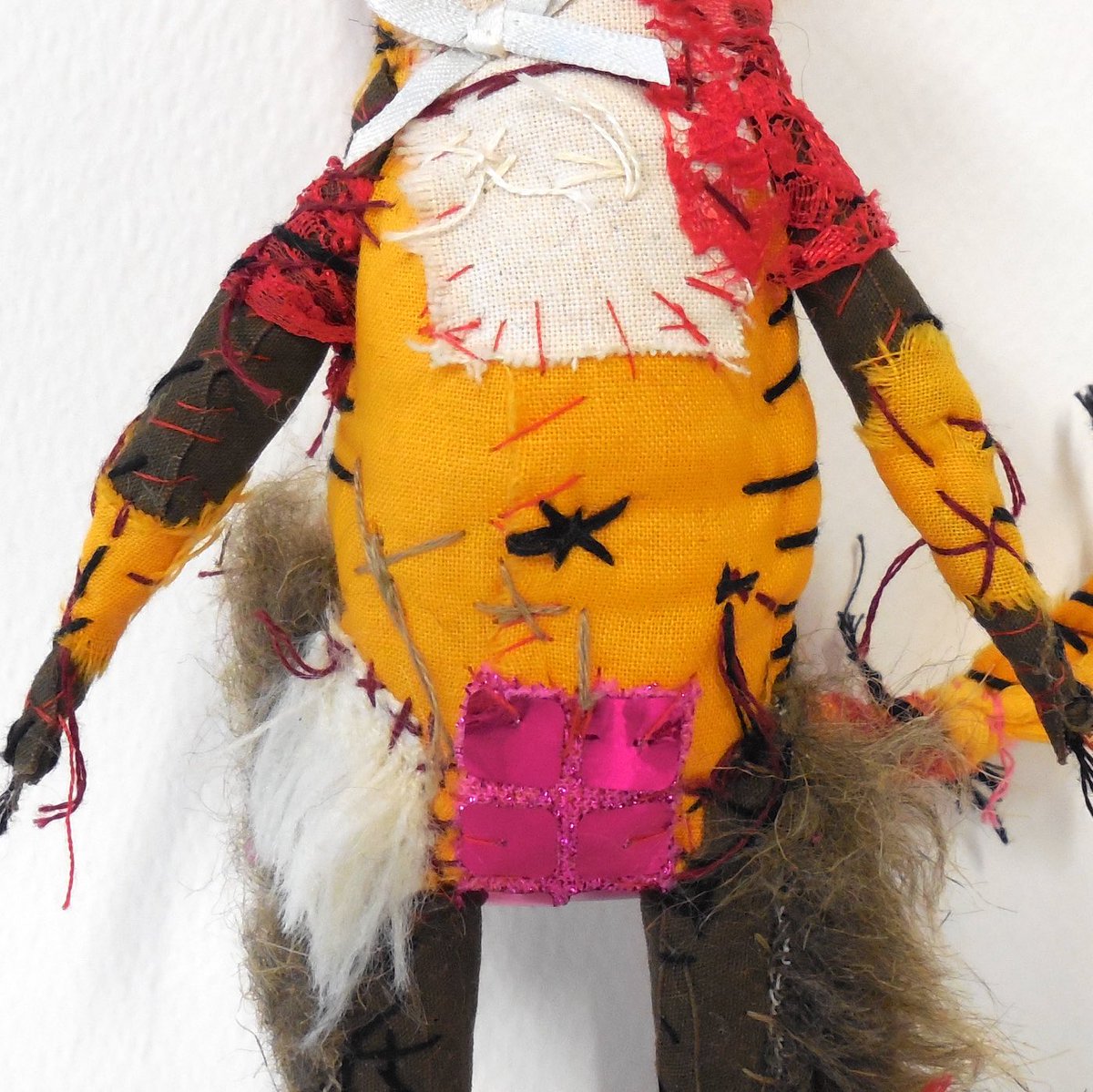 bunnvamp's tweet photo. A new type of cat. Flat footed.
He requested grand ears and cool specs. Got them, more or less.
.
#cats #cat #itisacat #trustme #bespectacled #fancyears #flatfooted #newstock #textileart #ccmakers https://t.co/82vlSjMt1o