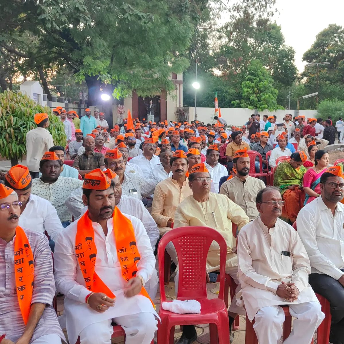 VikramDBjp's tweet photo. भारतीय जनता पार्टी मध्य विधानसभा तर्फे सावरकर गौरव यात्रा उत्साहात : राहुल गांधींचा केला निषेध
याप्रसंगी खा. डॉ.@drjaisiddeshwar, आ. @DeshmukSubhash, शिवसेना जिल्हाप्रमुख अमोल शिंदे व भाजपा पदाधिकारी कार्यकर्ते उपस्थित होते.
@Dev_Fadnavis
@BJP4Maharashtra
#सावरकर_गौरव_यात्रा https://t.co/LRzGZSuHGZ