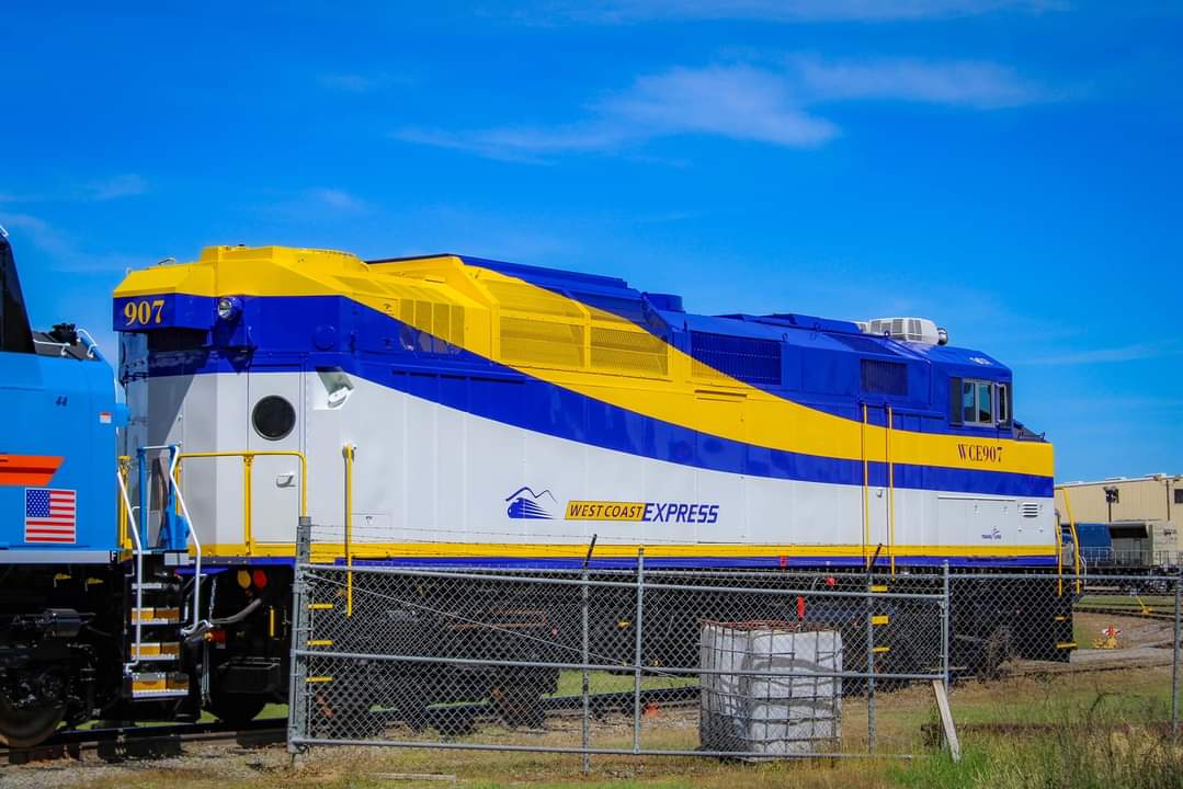 not_taylorx's tweet image. Our "new" eBay sourced #westcoastexpress locomotive looking sleek asf. Can anyone identify what type it is?