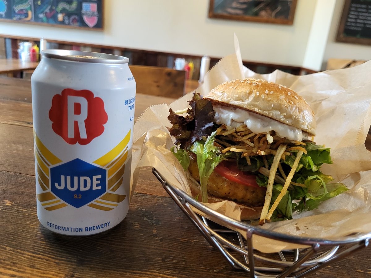 fbgrantpark's tweet photo. Check out this beautiful beast!
Chicken burger w/ yellow cheddar, tomatoes, field greens, crispy potato straws, and onion dip

Pair's quite nicely with @ReformationBrew Jude! https://t.co/BlGeKG3Lik