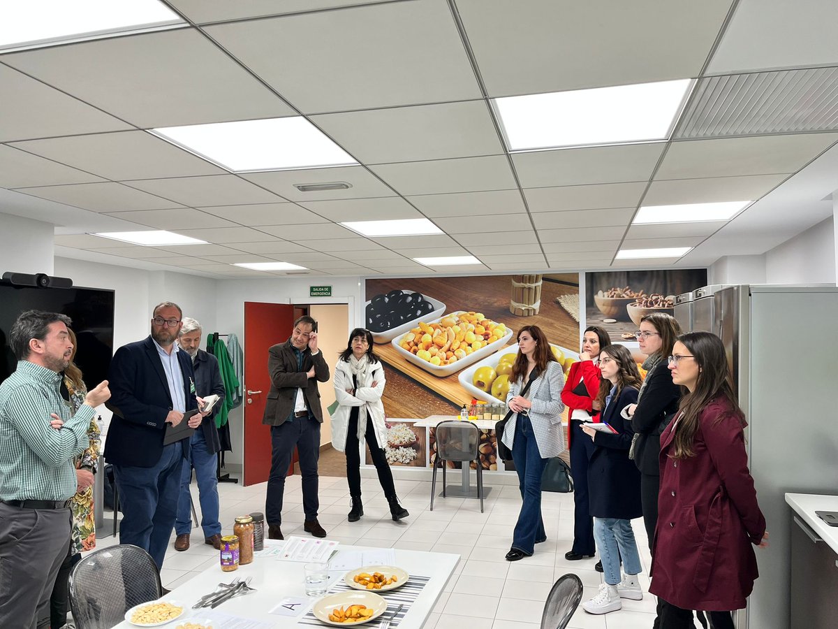 RedNODDO's tweet photo. En la visita pudimos comprobar, junto con los centros tecnológicos de #CyL @CARTIFCT @CETECE_ @Cidaut @Fundacion_CTME @ITAGRACT e @_ITCL la mejora en la calidad de sus productos dentro del modelo de #CalidadTotal y de su estrategia de #innovación. Gracias por la visita @Mercadona https://t.co/pBEoszhaeb