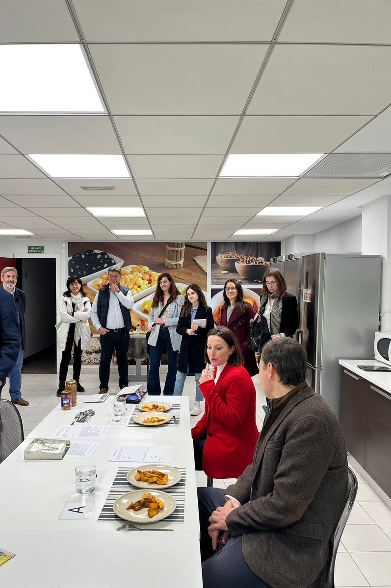 RedNODDO's tweet photo. En la visita pudimos comprobar, junto con los centros tecnológicos de #CyL @CARTIFCT @CETECE_ @Cidaut @Fundacion_CTME @ITAGRACT e @_ITCL la mejora en la calidad de sus productos dentro del modelo de #CalidadTotal y de su estrategia de #innovación. Gracias por la visita @Mercadona https://t.co/pBEoszhaeb