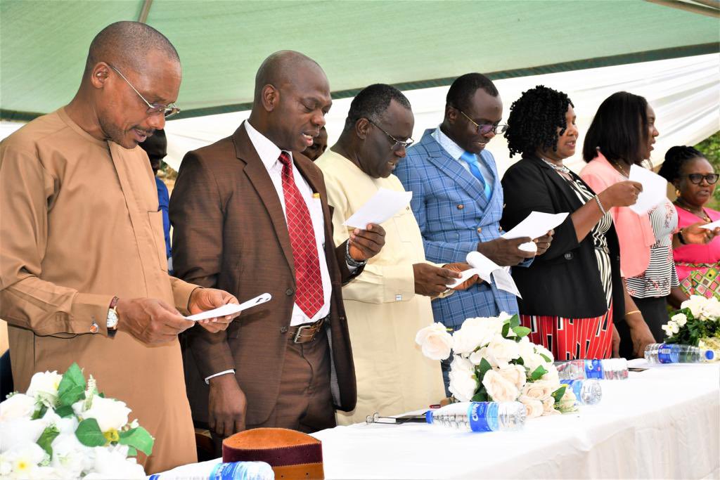 MedLabNigeria's tweet photo. The Registrar,   Dr Tosan Erhabor, today commended the staff for contributing to the success of the council’s quarterly thanksgiving session,  where Pst Sam Owokoniran  also  extolled the virtue of thanksgiving. https://t.co/xo5di409HA