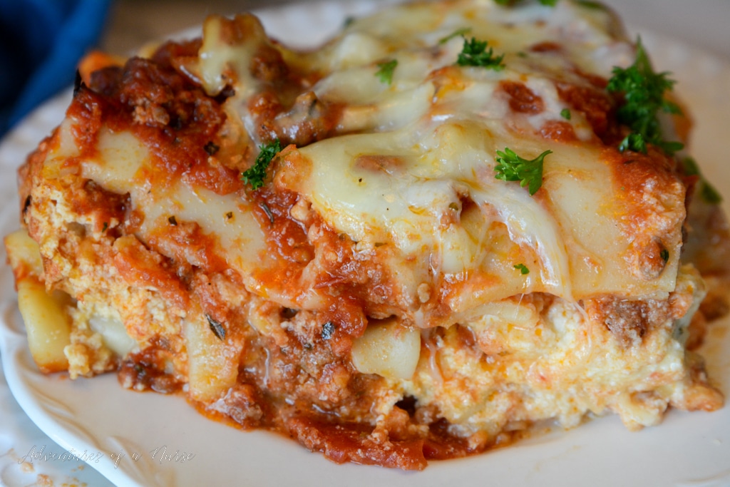 The Best Crockpot Lasagna Recipe *** Crockpot Lasagna is a wonderful dinner. Tender pasta, meaty sauce, ricotta cheese and more. Give this easy crockpot lasagna recipe a try. foodie.cm/slowcooker/?sr…