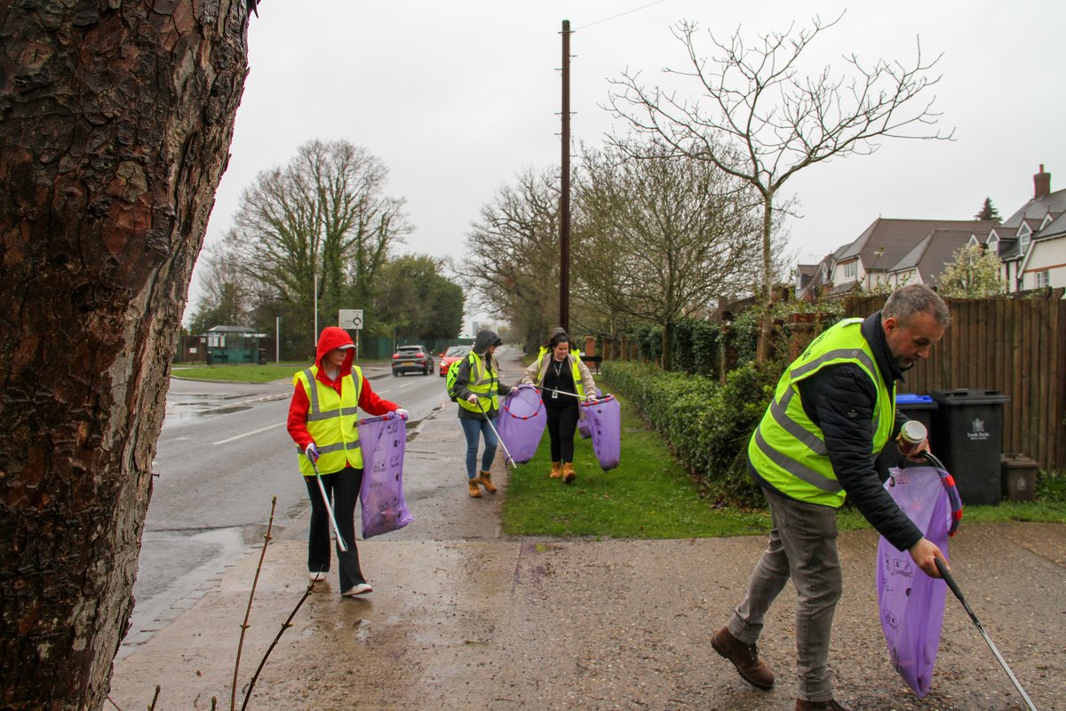 PinewoodStudios's tweet image. As part of the #GreatBritishSpringClean, on Friday 31 March, Pinewood Group staff volunteers assembled to litter pick around both of our UK Studios - Pinewood and Shepperton where we joined up with volunteers from @Laing_ORourke. Thank you to all involved.