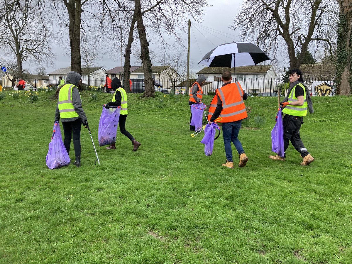 PinewoodStudios's tweet image. As part of the #GreatBritishSpringClean, on Friday 31 March, Pinewood Group staff volunteers assembled to litter pick around both of our UK Studios - Pinewood and Shepperton where we joined up with volunteers from @Laing_ORourke. Thank you to all involved.