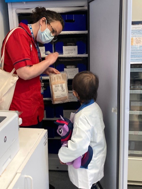 We were delighted today to welcome mini scientist Ashani to labs at @croydonhealth for a #HarveysGang tour. 💕