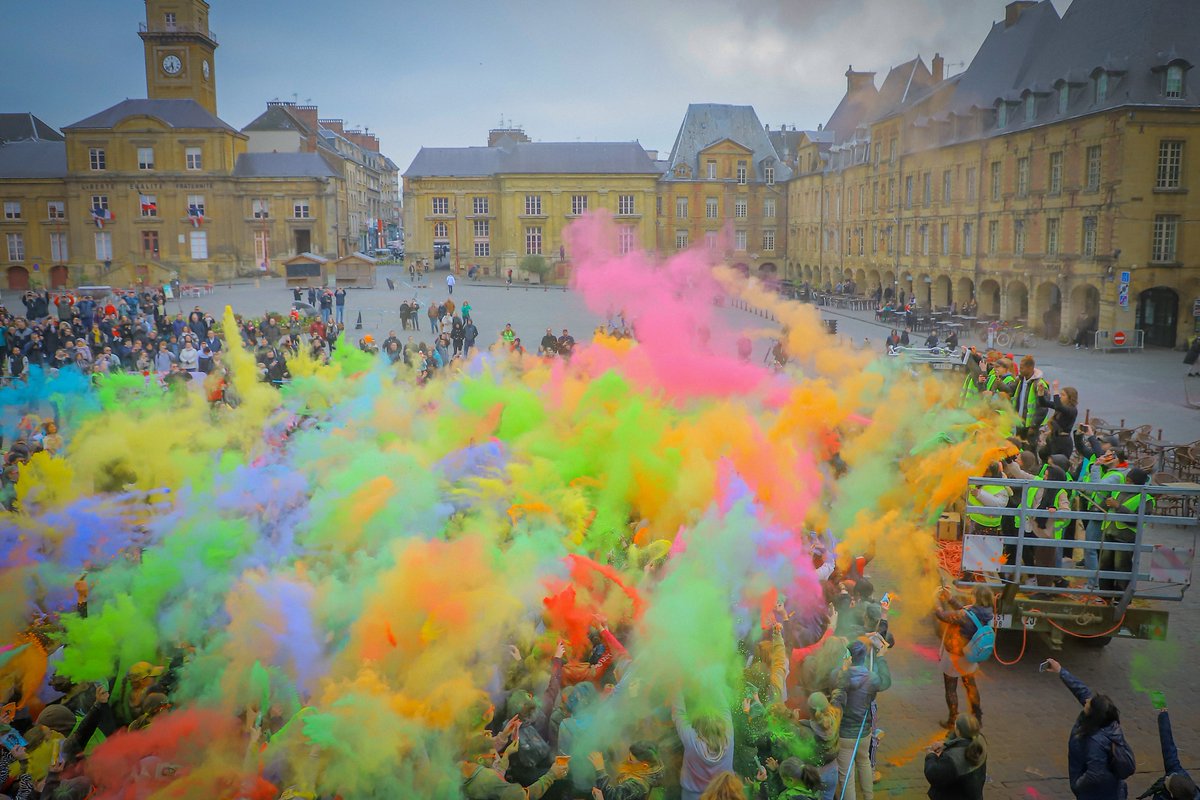 boris_ravignon's tweet photo. #Gacolor Merci aux près de 900 jeunes (ou moins jeunes...) qui, hier après-midi, à @VilledeCMz, ont coloré la grisaille dominicale à grands coups d'arcs-en-ciel ! https://t.co/4xJohxtjvK