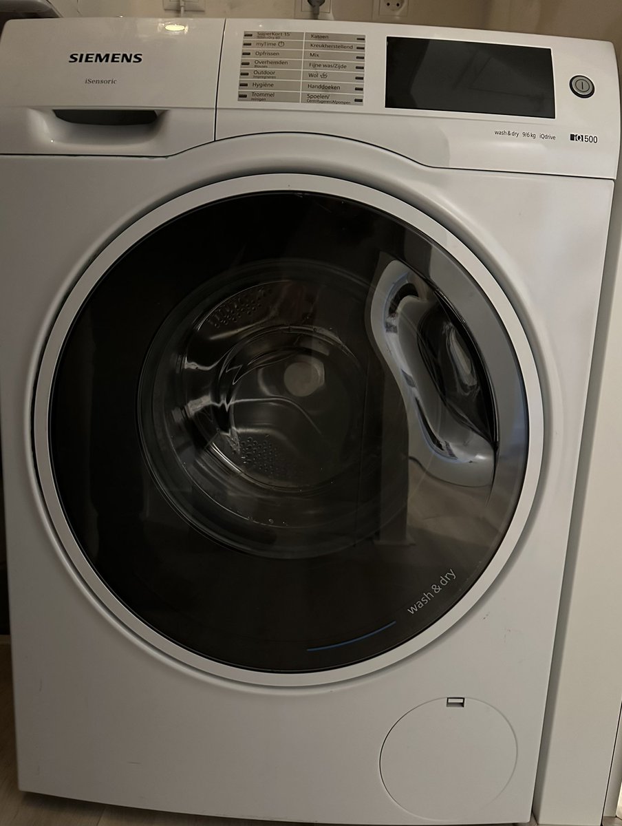 Siemens wasdroogcombinatie nu al, na iets meer dan 3 jaar, kapot. Printplaat die de motor aanstuurt defect. En alleen Siemens kan deze leveren en vervangen.  Kosten? Ca. 2/3 van de aanschafwaarde en geen enkele coulance. Lekker duurzaam die <a href="/Siemens/">Siemens</a> apparatuur 😔. #fail