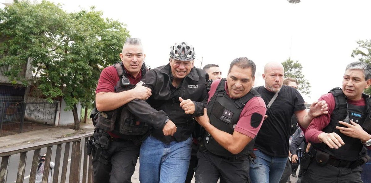 mauroszeta's tweet photo. 🚨ESCOLTADO Y CON UN CASCO DE BICICLETA
-Así la Policía de la Ciudad retiraba a Sergio Berni del lugar del ataque https://t.co/4TlbTV5oYh