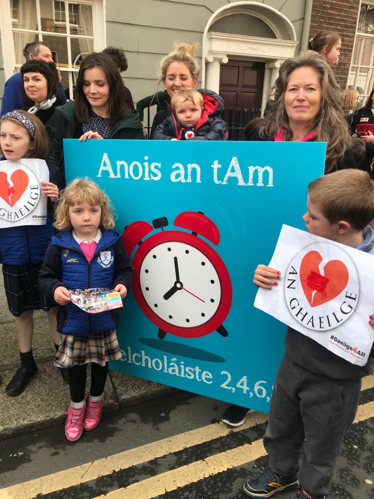 Gaeilge4All's tweet photo. GRMA le feachtas @Gaelcholaiste2 a bhí ag tacú le léirsiú Gaeilge4All 📷

Tá tuismitheoirí ag éileamh rogha Gaelscolaíochta ina gceantair féin. Anois an t-am!

⏰ @NormaFoleyTD1 @fiannafailparty @Education_Ire ➡️ #Gaeilge4All ANOIS! https://t.co/IgRvGSVpMf