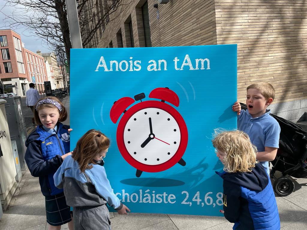 Gaeilge4All's tweet photo. GRMA le feachtas @Gaelcholaiste2 a bhí ag tacú le léirsiú Gaeilge4All 📷

Tá tuismitheoirí ag éileamh rogha Gaelscolaíochta ina gceantair féin. Anois an t-am!

⏰ @NormaFoleyTD1 @fiannafailparty @Education_Ire ➡️ #Gaeilge4All ANOIS! https://t.co/IgRvGSVpMf