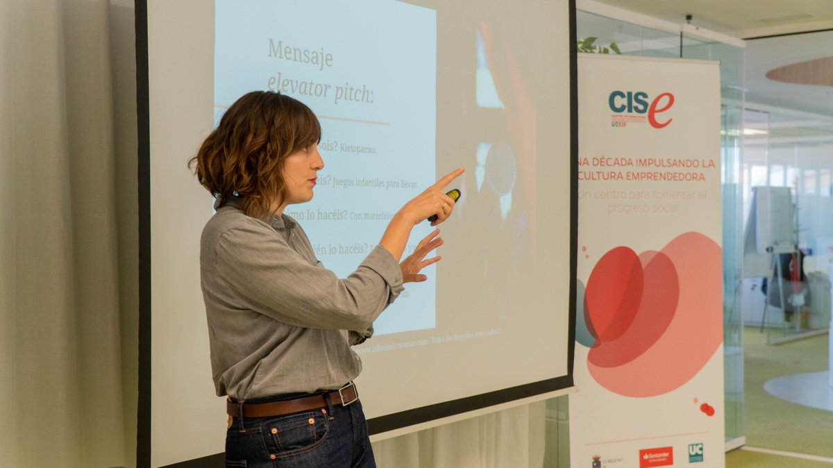 emprendecise's tweet photo. #e2CISE | Hoy en los #EspaciosCISE hemos tenido sesión formativa sobre comunicación de la mano de Alba Sueiro Román
Los estudiantes han podido conocer las características que necesitan para realizar una buena presentación #persuasiva 🔊 https://t.co/K23BlLbwdk