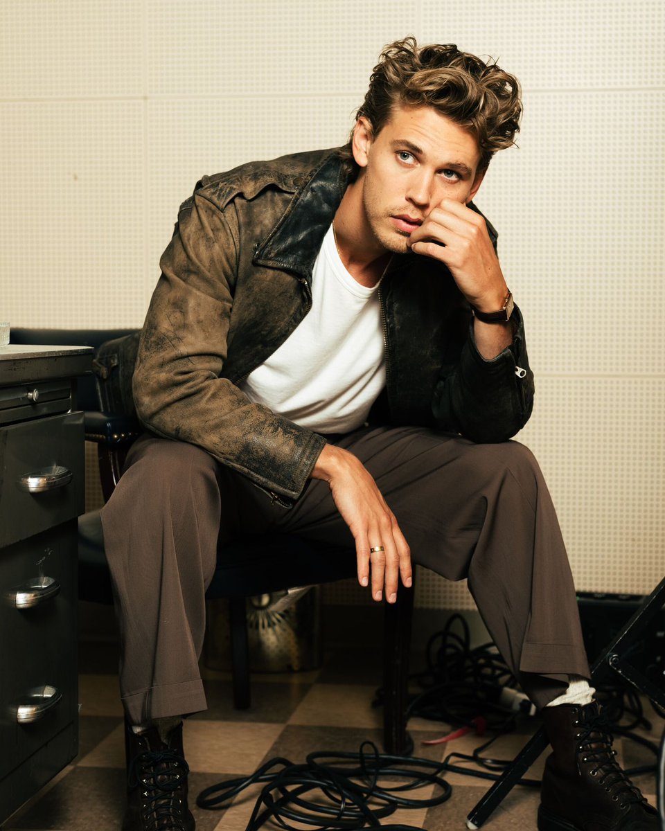 Austin Butler will produce and star in a film adaptation of ‘City On Fire’ by Don Winslow.

It focuses on two criminal empires in a brutal war. Butler will play Danny Ryan, forced to grow into a ruthless leader to protect his loved ones.

(deadline.com/2023/04/austin…)