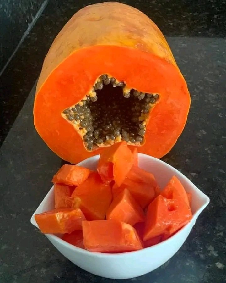 DrDennisOuma's tweet photo. Tamu saaana !!!!!
~Papaya contain the enzyme #papain and #chymopapain ,both have been shown to aid digestion ,prevent constipation, and in combination with fruit's natural fibre, cleanse the #colon .Papain is also helpful in healing and preventing #stomach #ulcers. https://t.co/r5eT7OXPsn