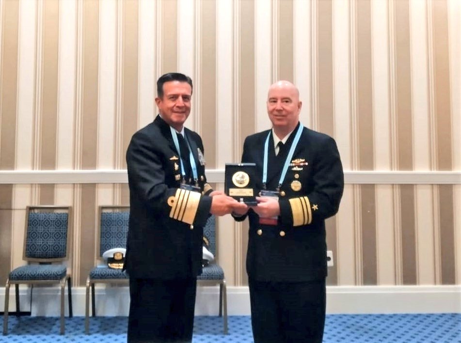 En el marco de #SeaAirSpace la exposición marítima más grande de los EE.UU, me reuní con el Vicealmirante William Houston, Cdte. de las Fuerzas Navales Submarinas de 🇺🇸, para continuar intercambiando conocimientos que permitan incrementar la interoperabilidad entre las fuerzas.🤝