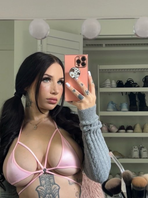 Lil slut https://t.co/V0O9x0gCdB