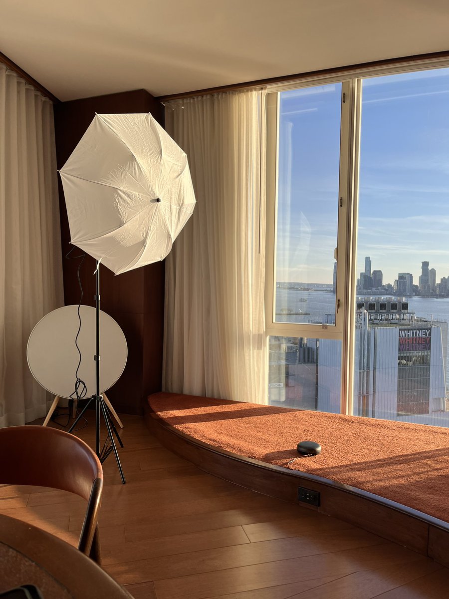 asuninaries's tweet photo. Yesterdays shoot location - anyone recognize this suite? 🍏😉 https://t.co/5UbfwOyefS