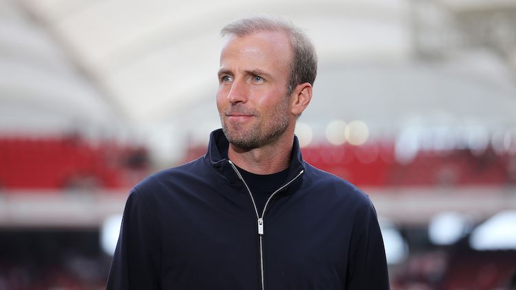 FussballBR's tweet photo. 🇩🇪⚠️ 𝗗𝗔𝗡Ç𝗔 𝗗𝗔𝗦 𝗖𝗔𝗗𝗘𝗜𝗥𝗔𝗦!
Lanterna da Bundesliga, o VfB Stuttgart demitiu Bruno #Labaddia e já contratou Sebastian #Hoeness, ex- Bayern II e Hoffenheim, como novo técnico!
📷 @VfB https://t.co/Ml4jXBjmgo