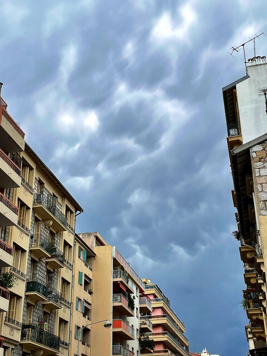 OlivMcar's tweet photo. Le ciel va nous tomber sur la tête #Partoutatis ! 🙃
.
.
#Nice06 #DirectMeteo https://t.co/mgmtWyz679