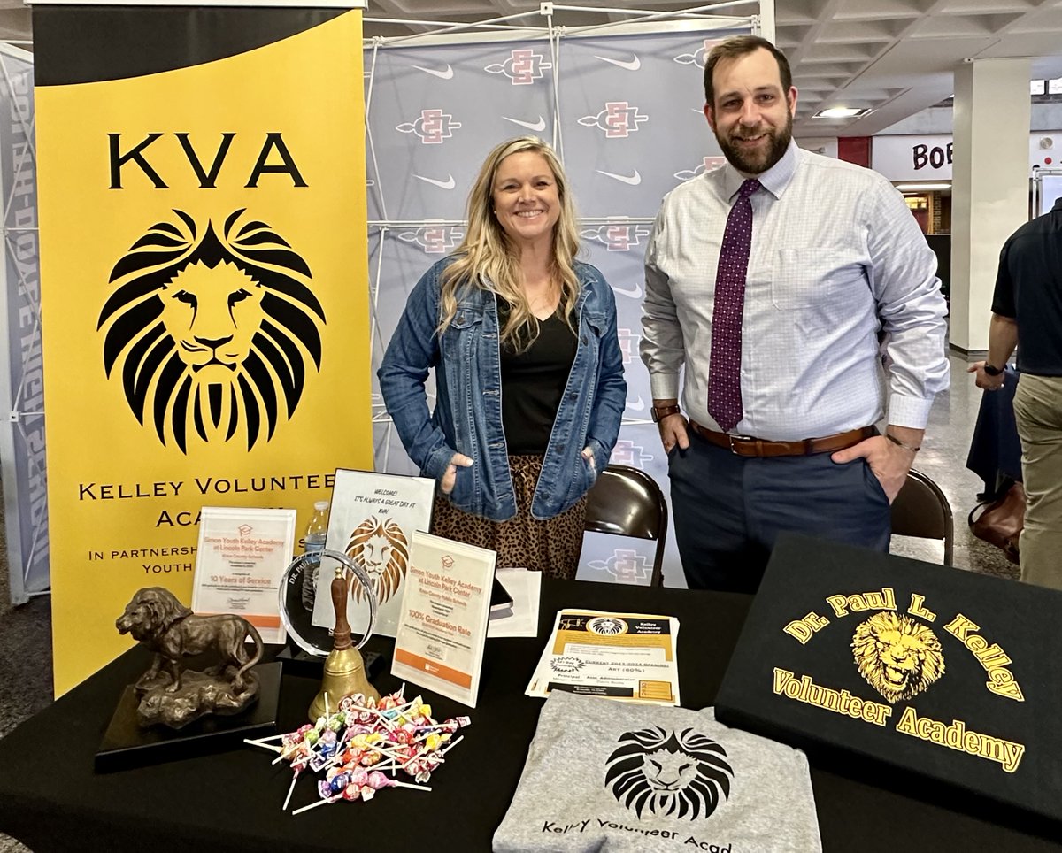 DebbieHilliard2's tweet image. @DrBodieKVA &amp;amp; Meagan Booth of @KelleyAcademy at the @KnoxSchools Job Fair.  #KCSRegion3 rocks!