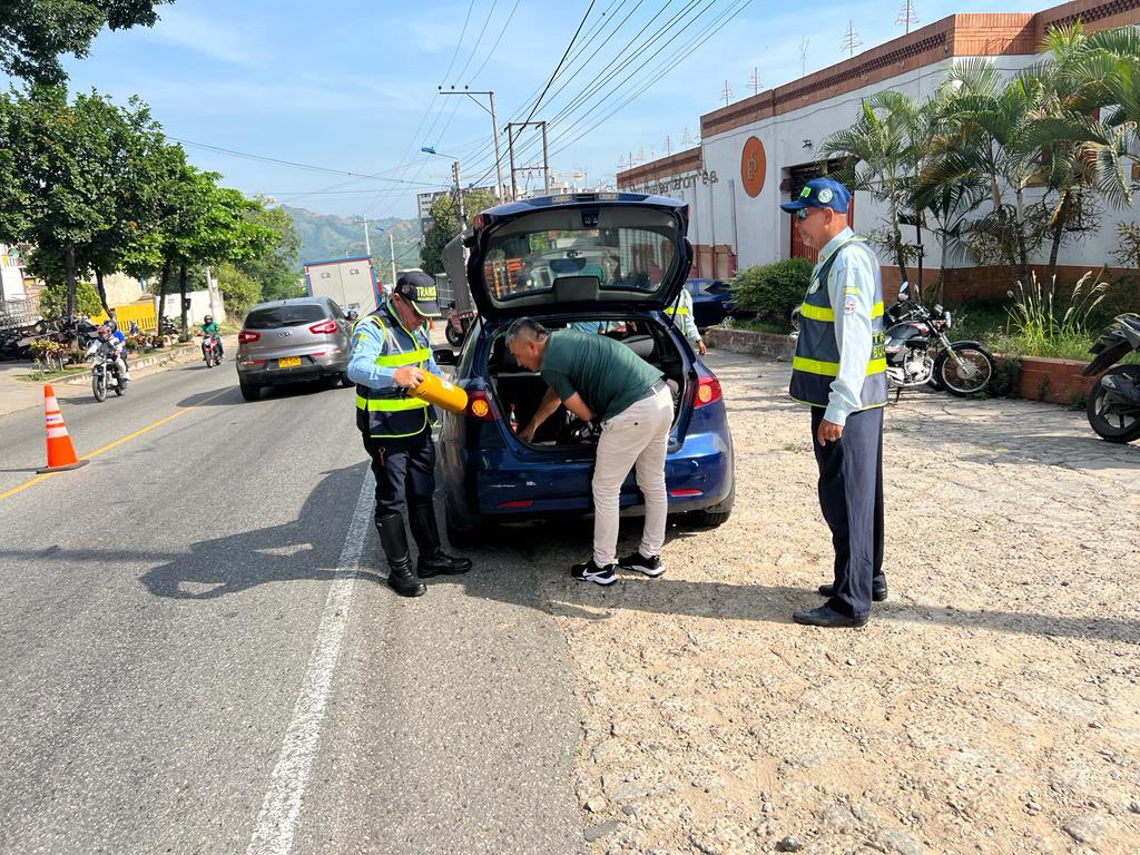 cebuenocad's tweet photo. #BuenoInforma
Garantizamos el desplazamiento de miles de viajeros desde Bucaramanga hacia diferentes sitios de Colombia.
Pilas, lleve la documentación al día, el equipo de carretera completo y el vehículo en buenas condiciones.
#CulturaVial #FelizViaje #ProntoRegreso https://t.co/q6BtSjmzm9