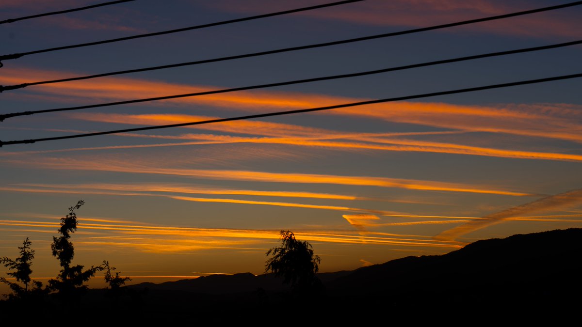 I am trying to enjoy the sunset, but these clouds don't even look normal anymore. 🫠