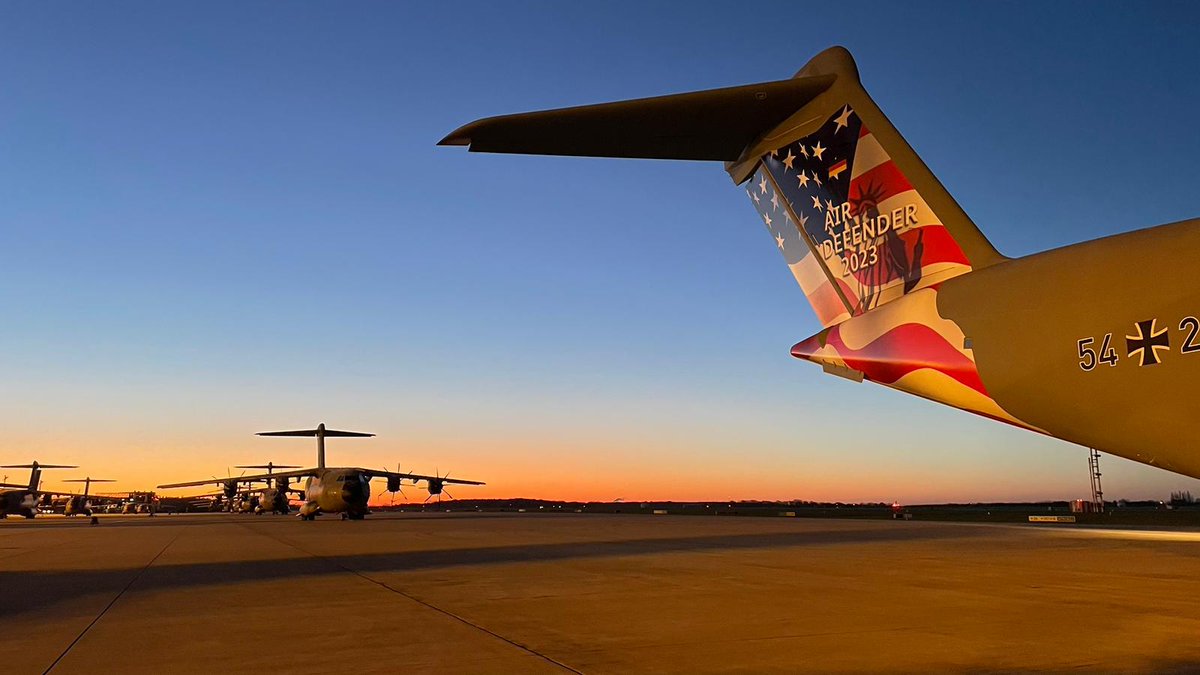 AirbusDefence's tweet photo. Early start for the @team_luftwaffe #AirDefender #A400M today. After a beautiful sunrise over Wunstorf 🇩🇪, this beauty is currently on its way to the US. 🇺🇲 We're looking forward to some good images from the other side of the pond! 😉
📸: ©️ Luftwaffe https://t.co/U4bqzZ4TCr