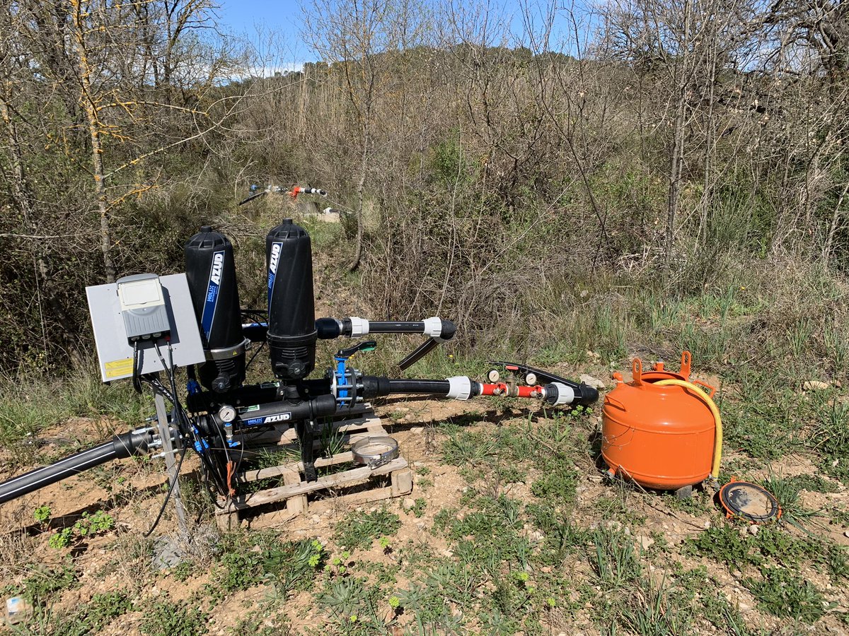 JMCambaceres's tweet photo. Visite #LaGravette #Corconne et vignes. Sècheresse déjà pour certaines. Heureusement notre #GFAmasMathieu, a installé sur 4ha le goutte à goutte grâce au canal #BasRhôneLanguedoc. @BRLGroupe créé par le #GénéraldeGaulle pour résoudre problèmes d’eau du #Languedoc. Un visionnaire. https://t.co/fCQ4GqFD5h