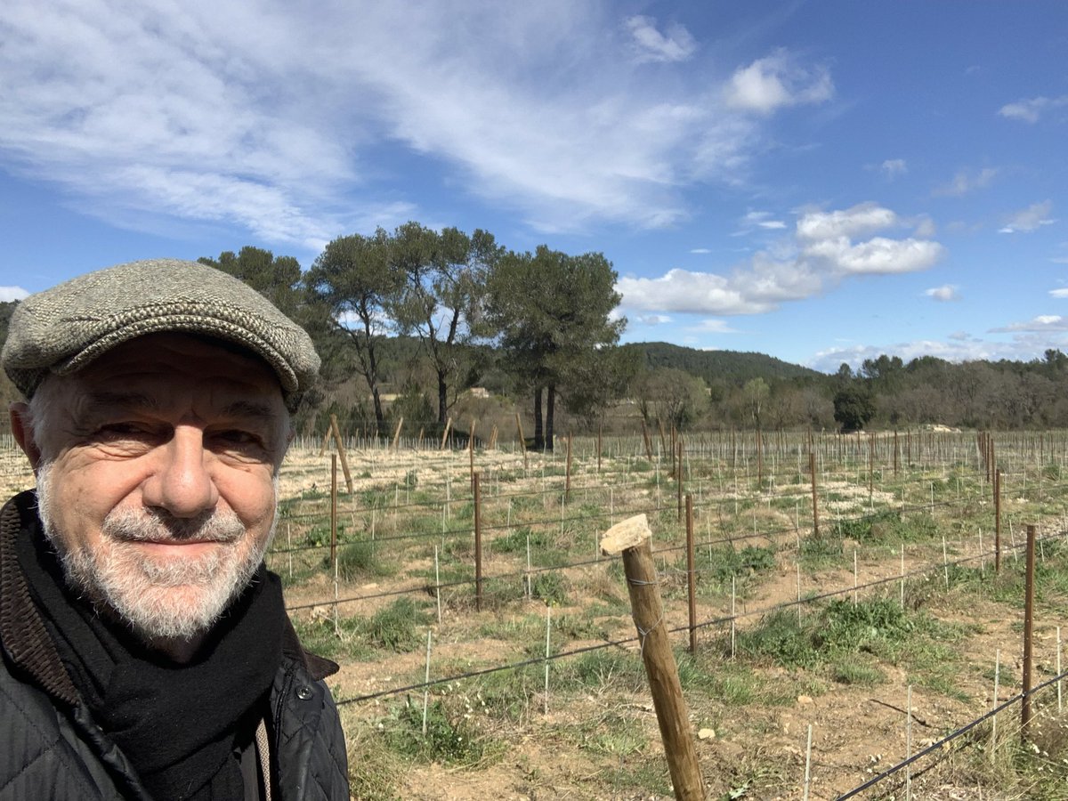 JMCambaceres's tweet photo. Visite #LaGravette #Corconne et vignes. Sècheresse déjà pour certaines. Heureusement notre #GFAmasMathieu, a installé sur 4ha le goutte à goutte grâce au canal #BasRhôneLanguedoc. @BRLGroupe créé par le #GénéraldeGaulle pour résoudre problèmes d’eau du #Languedoc. Un visionnaire. https://t.co/fCQ4GqFD5h