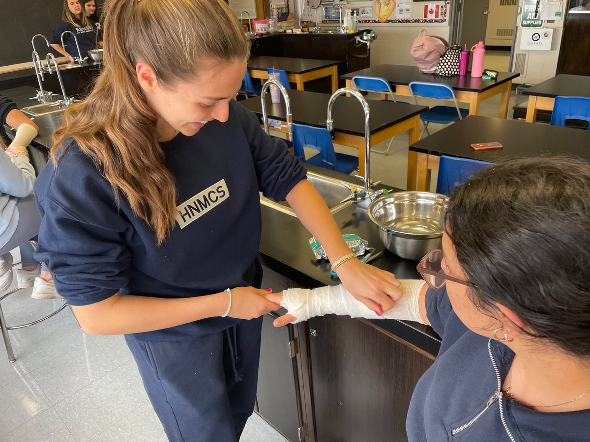 MsENicoletti's tweet photo. Students having fun in HOSA club learning how to put a cast on an arm! @HNMCS @MsENicoletti https://t.co/AqQISJXa5H