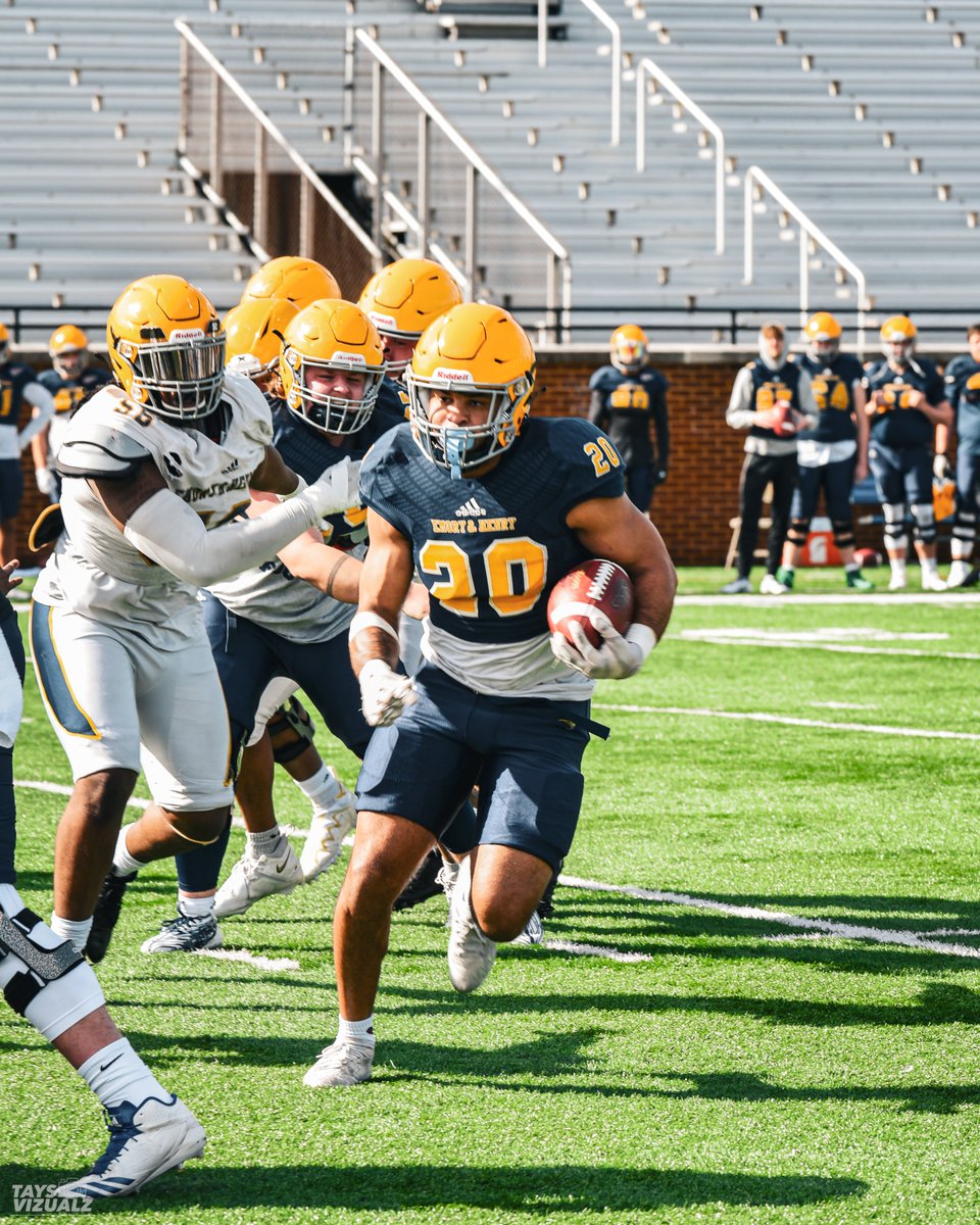 EmoryHenry_FB's tweet image. The guys got after it this weekend, continuing to stack days down here in Southwest Virginia‼️
#BlueCollarGoldStandard
#LightShow #HardHatDefense