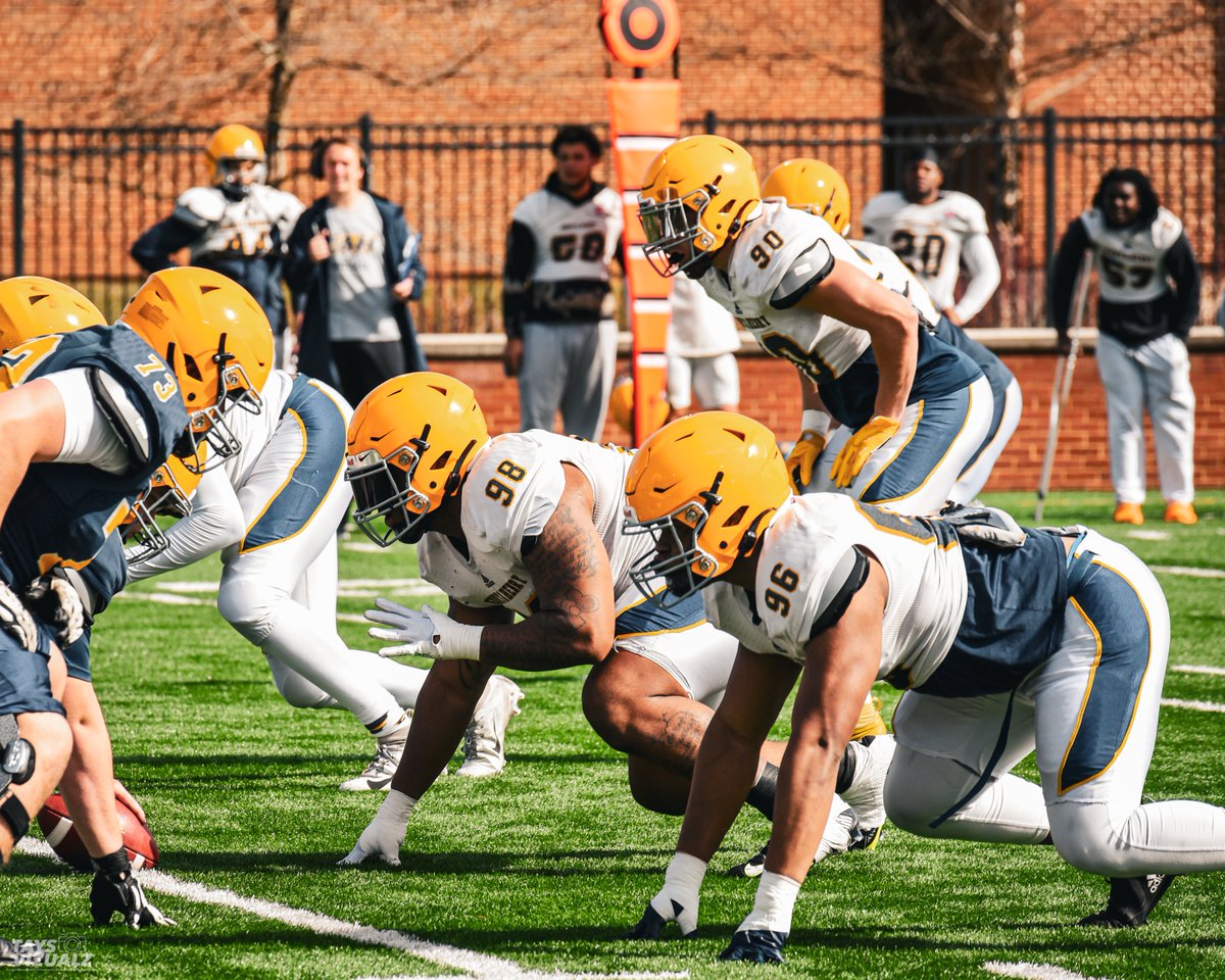 EmoryHenry_FB's tweet image. The guys got after it this weekend, continuing to stack days down here in Southwest Virginia‼️
#BlueCollarGoldStandard
#LightShow #HardHatDefense