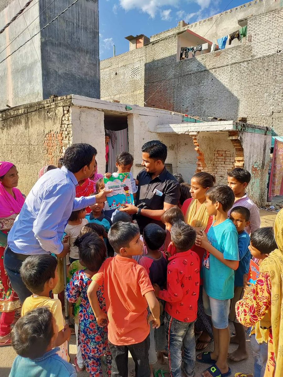 janta_vikas's tweet photo. Janta Vikas Seva Sansthan व Rightwalk Foundation ने कानपुर के मलिन बस्तियों में #शिक्षा_अधिकार_अभियान के तहत लोगो को जागरूक किया।
#jantavikassevasansthan #RightToEducation #RTE #educationmatters #UttarPradesh #rteadmission #rteadmissions2023 #ngo #kanpur #educational @DMKanpur https://t.co/2AzFCN9Srz